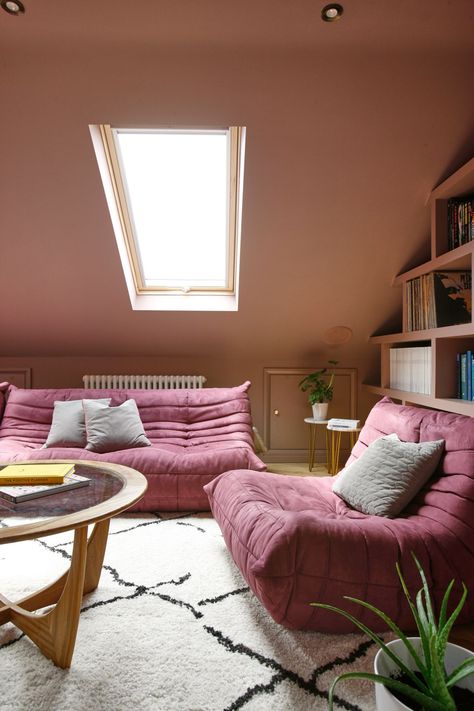 Decorating Attic Rooms Sloped Ceiling, Attic With Slanted Ceiling, Apartment With Slanted Ceiling, Sloping Wall Living Room, Dormer Paint Ideas Interior, Slopes Ceiling Living Room, Sloping Ceiling Design, Small Attic Ideas Low Ceilings Bedroom, Office Attic Sloped Ceiling