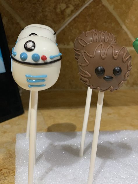 Star Wars Cake Pops Easy, Star Wars Cakesicles, Star Wars Baking Ideas, Star Wars Strawberries, Star Wars Chocolate Covered Strawberries, Starwars Cakepops, Star Wars Cake Diy, Star Wars Desserts, Star Wars Baby Shower Cake