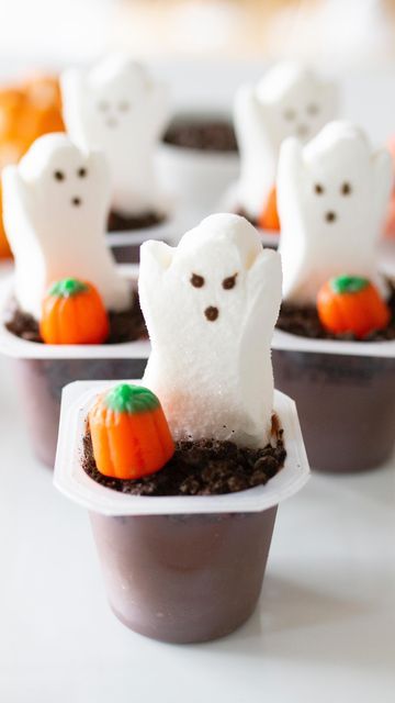 Halloween Smores Bar, Ghost Peeps, Ghost Desserts, Graveyard Pudding, Halloween Smores, Halloween Peeps, Crushed Oreo, Dessert Hacks, Halloween Dessert