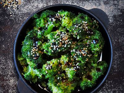 Mizkan's Sesame Soy Broccoli with Signature Sesame Dipping Sauce is bursting with flavor. Pair with your grilled tofu or seared salmon tonight. Japanese Broccoli, Sesame Dipping Sauce, Temaki Sushi, Yaki Udon, Grilled Tofu, Broccoli Recipe, Traditional Dishes, Healthy Food Recipes Clean Eating, Seared Salmon