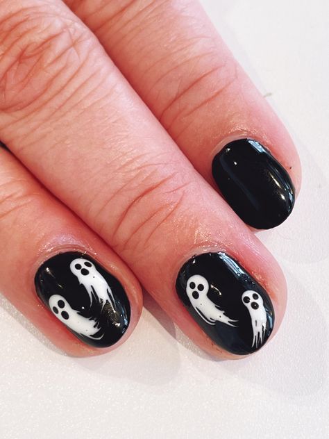 Black gel manicure with small white ghost nail art Megan Nails, Halloween Short Nails, Spooky Manicure, Goth Nail Art, Ghost Nail Art, Modern Nail Salon, The Gel Bottle, Mail Inspo, Ghost Nails