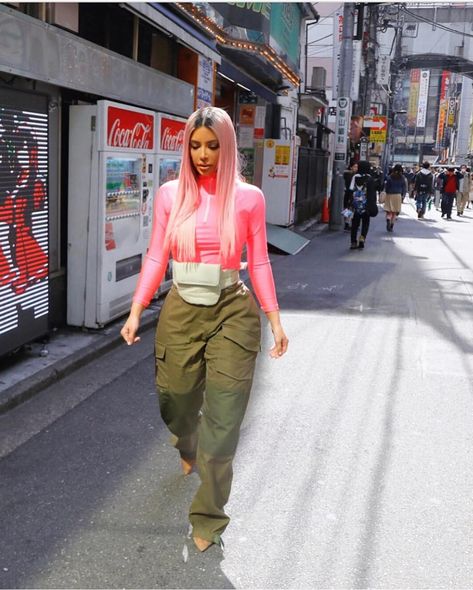 Cargo Pants Style Women, Pants Style Women, Street Style Cargo Pants, Street Style Cargo, Kylie Jenner Street Style, Street Model, Kardashian Fashion, Jenner Girls, Looks Kylie Jenner