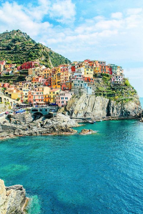 Manarola, Cinque Terre Best Places In Italy, Visuell Identitet, Cinque Terre Italy, Couple Travel, Countries To Visit, Hand Luggage, Beautiful Places To Travel, Travel Inspo, Amazing Places