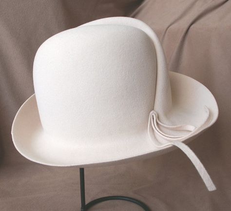 70s Hats, Hat Fedora, Pretty Hats, Felt Hats, Elegant Hats, Millinery Hats, Fancy Hats, Love Hat, Wearing A Hat