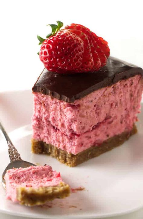 This no-bake chocolate covered strawberry cheesecake is the perfect dessert for Valentines' Day. #dessert #nobakedessert #cheesecake Chocolate Covered Strawberry Cheesecake, Chocolate Strawberry Cheesecake, Mothers Day Desserts, Chocolate And Strawberry, Covered Strawberry, Chocolate Covered Strawberry, Cheesecake Chocolate, Chocolate Cheese, Baked Strawberries