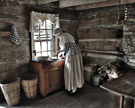 Old cabin kitchen | ektelonn | Flickr Cabin Kitchens Ideas, 1800s Cabin, Old Cabin Interior, Log Cabin Kitchen Ideas, Cabin Kitchen Ideas, Kitchens Countertops, Kitchens Green, Medieval Interior, Log Cabin Kitchens