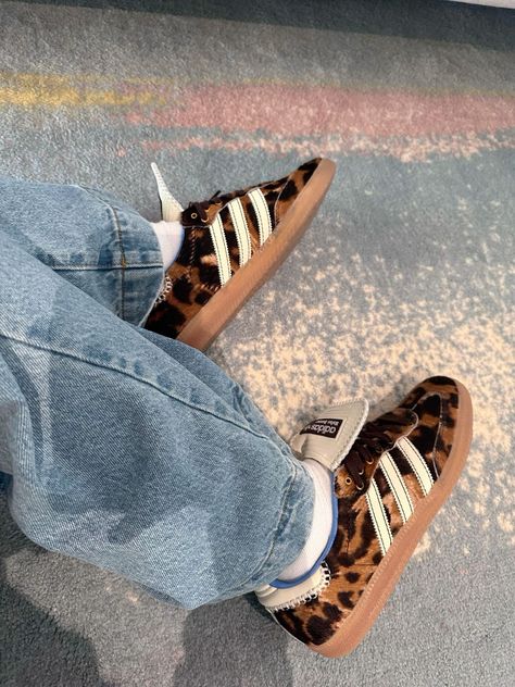 Adidas Samba Cheetah, Adidas Cheetah Shoes, Cheetah Print Adidas, Cheetah Aesthetic Fashion, Cheetah Sambas Outfit, Leapord Print Sambas, Leopard Print Sambas, Cheetah Print Sambas, Cheetah Sambas