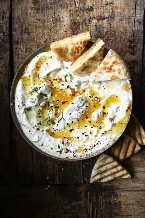 Whipped feta dip with spicy honey Whipped Burrata Dip, Best Dip Appetizers, Whipped Burrata, Serving Dumplings, Whipped Feta Dip, Dips Recipes, Fingerfood Party, Feta Dip, Quick And Easy Appetizers