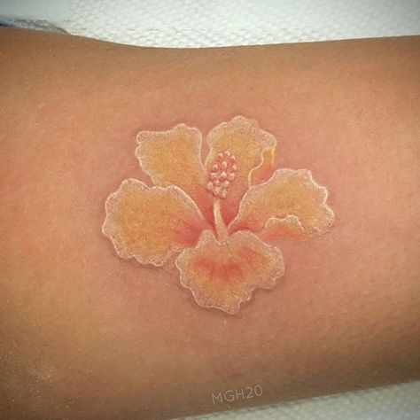 Hawaiian Shell Tattoo, Pink Tattoo On Brown Skin, Red Hibiscus Tattoo, Tattoos On Black Skin, Cutest Tattoos, Hawaii Flower Tattoos, Superhero Tattoos, Hawaiian Flower Tattoos, Hibiscus Flower Tattoos