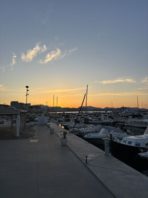 ein wunderschöner Sonnenuntergang mit dem Ausblick auf den Hafen. Pollensa Mallorca, Mallorca Nightlife, Mallorca Spain Photography, Magaluf Mallorca, Mallorca Port De Pollenca, Travel