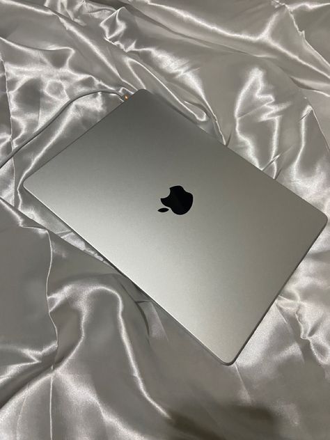 Mac Book Silver, Silver Laptop Aesthetic, Silver Macbook Pro, Silver Macbook Air Aesthetic, Macbook Silver Vs Space Grey, Apple Macbook Aesthetic, Mac Book Air Aesthetic, Macbook Pro Snap, University Wishlist