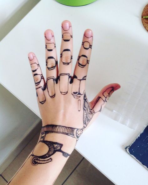 Robot Hand Tattoo, Marionette Tattoo, Tattoo Touch Up, Simple Robot, Robot Tattoo, Simple Hand Tattoos, Tato Tradisional, Cyberpunk Tattoo, Robot Hand