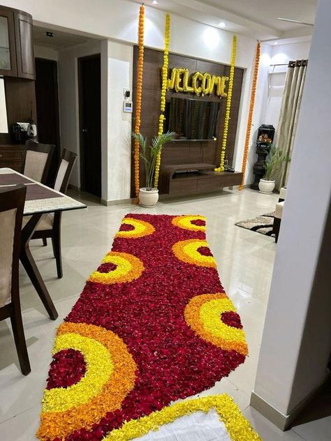 Welcoming Bride Home Decoration, Welcome Decoration Ideas Home Indian, Welcome Decoration Ideas, Door Flower Decoration, Welcome Decoration, Simple Flower Rangoli, Naming Ceremony Decoration, Welcome Home Decorations, Ring Platter