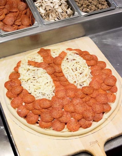 Star Wars Pizza, Star Wars Dinner, Star Wars Themed Food, Star Wars Snacks, Star Wars Party Food, Star Wars Food, Local Pizza, Star Wars Birthday Party, May The Fourth