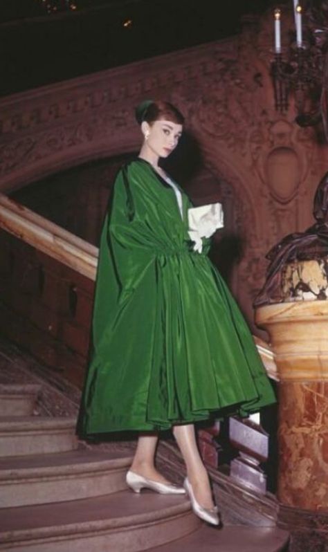 Audrey Hepburn posed on the Grand Staircase of Palais Garnier in Paris wearing an evening cloak and dress by Givenchy. Funny Face Costumes, Audrey Hepburn Green Dress, Audrey Hepburn In Color, Audrey Hepburn Movie Outfits, 50s Hollywood Fashion, Audrey Hepburn Street Style, Audrey Hepburn Costumes, Hollywood Street Style, Hollywood Glamour Outfit