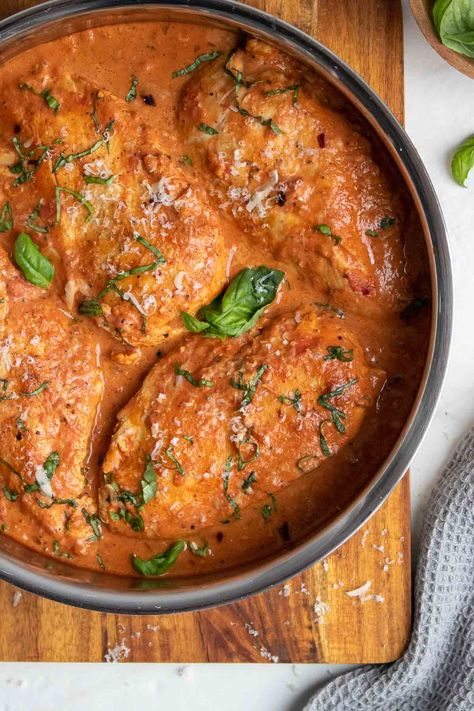 If you love the creamy taste of tomato soup, you'll love this creamy tomato chicken. This recipe is easy to make and high in protein! Dinner Meal Prep Ideas, Mediterranean Quinoa Bowl, Creamy Tomato Chicken, Kay Nutrition, Tomato Chicken, Tomato Basil Sauce, Basil Sauce, Dinner Meal Prep, Creamy Tomato Sauce