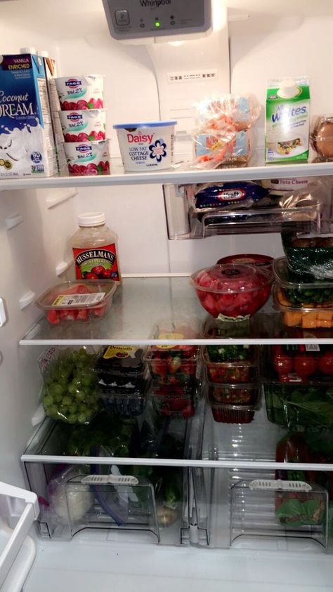 Ed Fridge Aesthetic, Ed Fridge, Food In Fridge Aesthetic, Fridge Inspo Ed, Healthy Fridge Inspiration, Stocked Healthy Fridge, Dream Fridge, Healthy Fridge, Clean Fridge