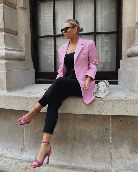 Milda Gud, Pink Blazer Outfit, Classic Loafers, Beautiful London, Spring Work Outfits, Mode Chic, Ținută Casual, Chic Outfit, Fashion Mistakes