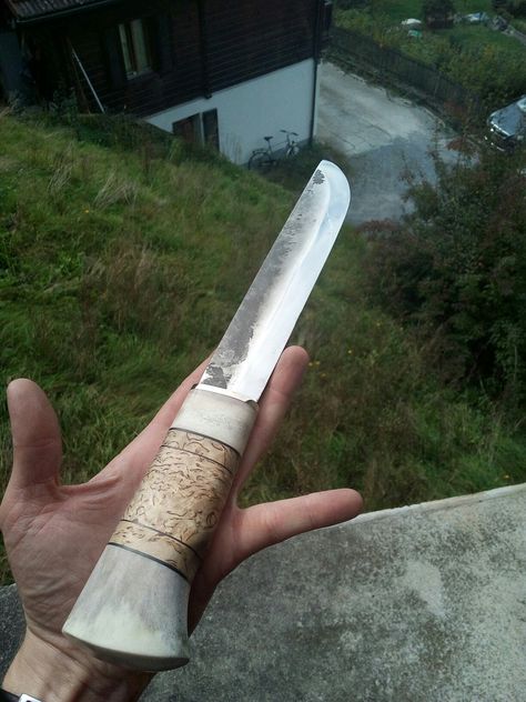 Leuku lappland knife - Elk antler, leather spacer, birch wood and Pasi Hurttila blade Leuku Knife, Horse Bones, Forge Ideas, Chopper Knife, Antler Knife, Wounded Knee, Knife Ideas, Elk Antler, Beautiful Arabian Horses