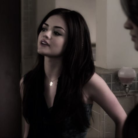 Aria Montgomery, Pretty Little Liars, A Woman, Mirror