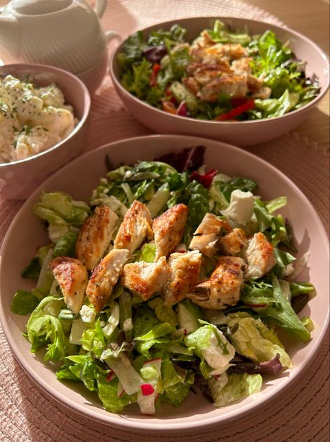 Chicken With Salad, Balanced Eating, Grilled Salad, Plats Healthy, Chicken Grilled, Healthy Food Inspiration, Homecooked Meals, Blood Sugar Management, Healthy Food Dishes