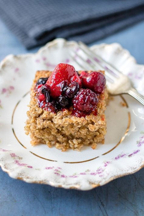 This is a fun way to serve up porridge, and you can make it ahead of time. The outside gets crispy and the inside stays soft and fluffy. It will keep in the fridge for up to 4 days. Serve cold or warm. Breakfast Ideas For A Group, Baked Oats Tiktok, Breakfast For The Week, Vegan Baked Oatmeal, Oat Recipes, Cinnamon Breakfast, Vegan Breakfasts, Breakfast Oatmeal, Vegan Oatmeal