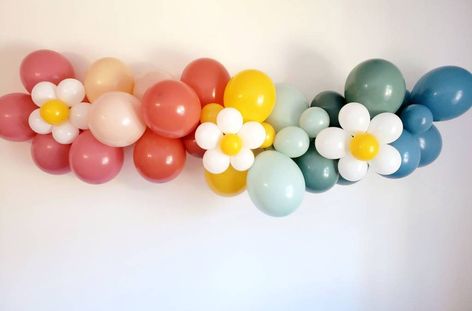 Lets get groovy with this retro inspired balloon garland. The perfect backdrop for your flower power themed party! Balloon garlands are an easy way to add a big impact to any event. Look like a Pinterest party professional and wow your guest with this easy to make balloon Garland kit! I know these garlands may look intimidating, but with our step by step instructions and complete garland kit you can create a show stopping garland with out any crafting experience! This listing is for one retro in Flower Balloon Garland, Taco Party Decorations, Diy Ballon, Flower Power Party, Flower Balloons, Retro Bachelorette, Two Groovy, Rainbow Retro, Daisy Party