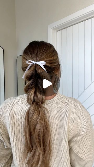 breanna cohoon on Instagram: "ITS TIMMMEEEE ✨ for all the holiday hairstyles!! get your ribbon were tying bows in every hairstyle 🌲⛄️❣️ . . . #hairtutorial #hairstyle #style #holidayhairstyle #holidayhair" Hairstyles With Ribbon Scrunchie, High Pony With Bow, High Ponytail With Bow, Ponytail Bow Hairstyle, Bow In Hair Hairstyles, Hair Styles With Ribbons, Hairstyle With Ribbon, Hair With Bow, Hairstyles With Ribbon