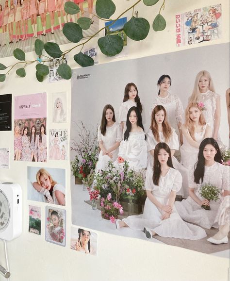 Kpop Random, Red Table, Cd Player, Cool Rooms, Kpop Aesthetic, Room Themes, Aesthetic Room, Table Decor, Red Velvet