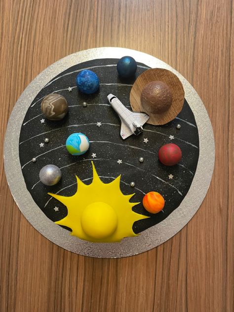 Solar System Cake, Creative Graduation Party Ideas, Pirate Ship Cakes, School Science Projects, Solar System Projects, School Art Activities, Solar System Crafts, Kids Homework, Science Crafts