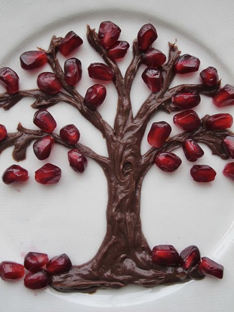 Tu B'Shevat plate decor ideas. Pomegranate Design, Plate Decoration, Food Art For Kids, Amazing Food Decoration, Pomegranate Fruit, Creative Food Art, Fruit Decorations, Chocolate Design, Easy Food Art