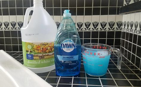 Dawn Vinegar, Cleaning Shower Glass, Cleaning Grout, White Vinegar Cleaning, Dawn Soap, Vinegar Cleaner, Clean Shower, Shower Glass, Cleaner Recipes