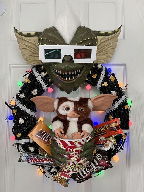 Horror Christmas Wreath, Gremlin Christmas Tree, Gremlins Wreath, Gremlin Christmas Decorations, Gremlins Halloween Decor, Gremlins Christmas Tree, Gremlin Themed Party, Funny Wreath Ideas, Gremlins Christmas Decorations