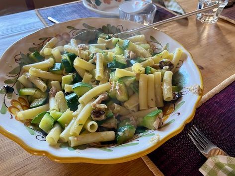 This is one of my favorite dishes that I make all the time: Zucchini and Tuna Pasta. It's easy to make and is only one dish! Tuna Zucchini, Elizabeth Minchilli, Zucchini Tomato, Tuna Salad Pasta, Tuna Pasta, Turnip Greens, Whole Wheat Pasta, Zucchini Pasta, Lemon Pasta