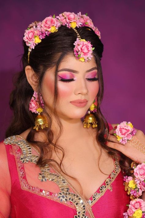 #meenakshiduttmakeovers #mehendi #makeuplooks #mehndi #spring #indianwedding#makeupartist #MakeupArtist #MakeupLovers#hdmakeup #dewymakeup #makeupcourses #bestmakeupcourses #makeupcoursesindelhi #makeupacademy #bestmakeupacademy #makeupclasses Haldi Mehendi Makeup Look, Mehandi Makeup, Mehendi Makeup, Haldi Makeup, Mehndi Makeup, For Eye Makeup, Best Makeup Artist, Bride Makeup, Delhi Ncr