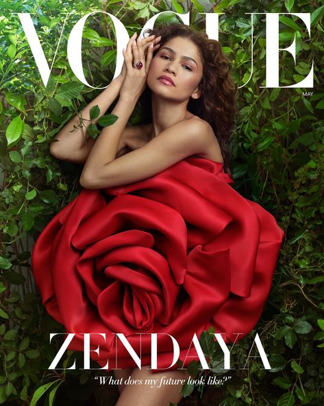 For the US Vogue The Challenger actress wore a Dolce and Gabana Alta moda dress for the cover shoot and photographed by Annie Leibovitz

 #Vogue #Zendaya  #BritishVogue #USVogue #thechallengers Annie Leibovitz Photography Vogue, Vogue Covers Iconic, Zendaya Cover, Annie Leibovitz Vogue, Vogue 2022, Pageant Pictures, Annie Leibovitz Photography, Red Rose Dress, Vogue Magazine Covers