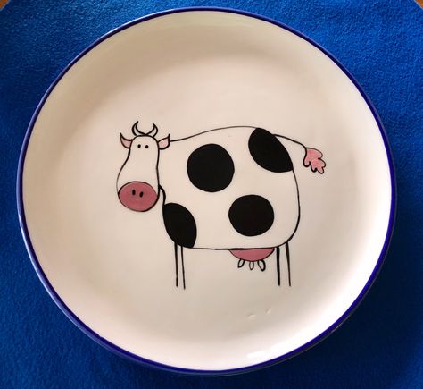 Cow Pottery Painting Ideas, Cow Pottery Painting, Painting Pottery Plates, Beginners Ceramics, Western Pottery, Porcelain Pens, Ceramic Sculpture Figurative, Diy Pottery Painting, Ceramics Pottery Vase