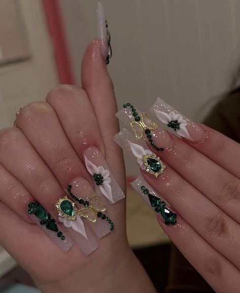 Sweet 16 Nails, Quince Nails, Acrylic Nail Designs Coffin, Quinceanera Nails, Emerald Nails, Gold Acrylic Nails, Green Acrylic Nails, Colored Acrylic Nails, Girly Acrylic Nails