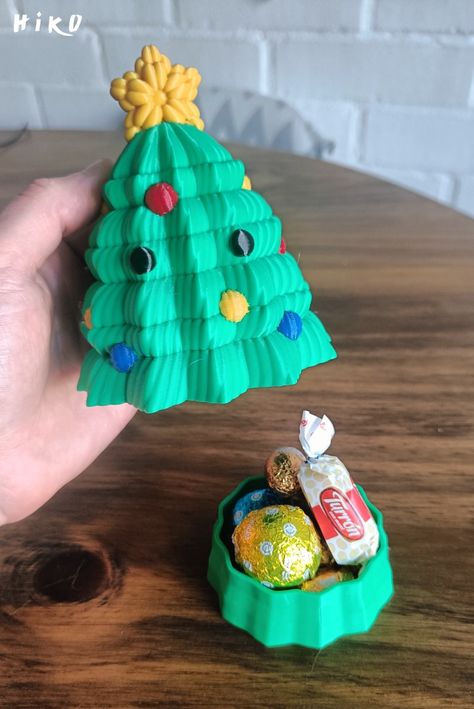 Christmas Tree - Christmas knitted container by Hiko 3D - MakerWorld 3d Printed Christmas Tree, 3d Print Christmas Gift Ideas, 3d Printing Christmas Ideas, 3d Printer Projects Free, 3 D Printer Projects, Clay Village, Christmas 3d Print, 3d Printed Christmas, Pom Wreath