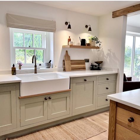 Farm Style House Kitchen, Minimalist Country Kitchen, Wooden Country Kitchen, Old Modern Kitchen, Country Contemporary Kitchen, Small Cottage Interiors Kitchen, Small Country Kitchen Ideas Cottages, Cotswold Cottage Interior Kitchen Designs, Cotswold Cottage Kitchen