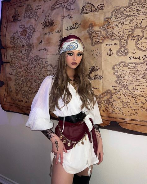 Pirate Theme Costume Ideas, Bartender Halloween Costumes, Mafia Theme Party Outfit, Pirate Costume Hair, Pirate Inspired Outfits, Air Costume, Pirate Vibes, Costumes Faciles, Badass Halloween Costumes