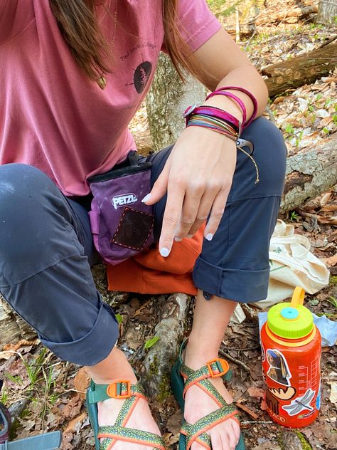 Dirtbag Climber Aesthetic, Climbing Clothes Women, Indoor Climbing Outfit Woman, Climber Girl Aesthetic, Climber Outfit, Climber Aesthetic, Mountain Climbing Outfit, Cute Granola Outfits, Rock Climbing Aesthetic