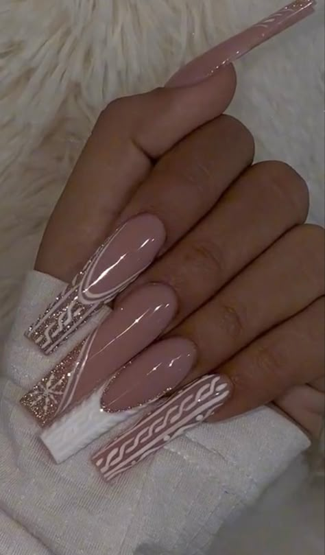 Xl Long Acrylic Nails Christmas, White Matte Nails With Design, Christmas Nails Nude Colors, Christmas Nails White And Gold, Christmas Nude Nails, Christmas Nails Matte, Long Winter Nails, Matte Christmas Nails, Cute December Nails