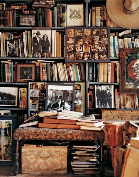 Mary Randolph Carter & Howard Berg NYC home | HAUTE BOHEMIANS by Miguel Flores-Vianna Boho Chic Interior, Lots Of Books, Dream Library, Bohemian Interior, Home Libraries, Home Library, Book Shelf, Book Nooks, Bohemian Home