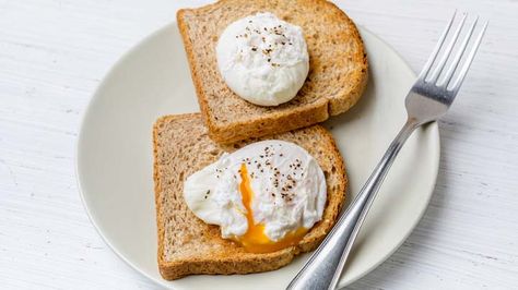 The genius lifehack to poach multiple eggs in record time | Starts at 60 Poached Eggs On Toast, Healthy High Protein Breakfast, How To Make A Poached Egg, Vegetarian Meat, Perfect Poached Eggs, High Protein Breakfast Recipes, Perfect Eggs, Egg Toast, High Protein Breakfast