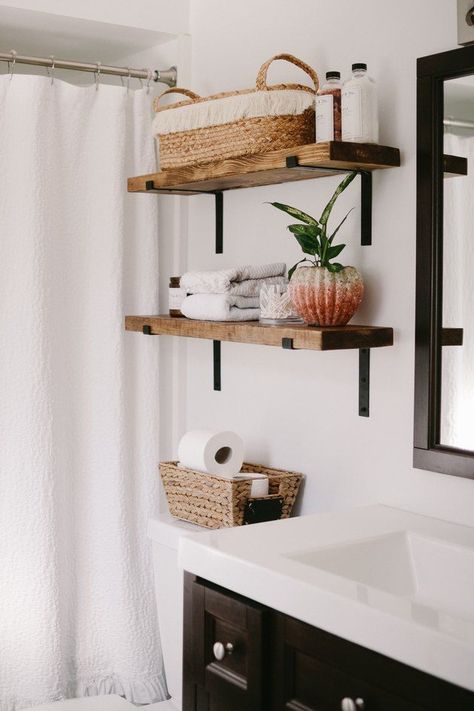 Thinking about an industrial design for your bathroom? Take a look at these seven industrial bathroom storage ideas. #hunkerhom #storage #industrialbathroom #bathroomstorage Modern Bohemian Farmhouse, Diy Home Decor For Apartments, Modern Appartement, Diy Bathroom Storage, Farmhouse Shelves, Industrial Shelving, Small Bathroom Decor, Living Room Diy, Decor Minimalist