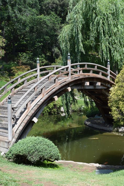 Japanese Garden Bridge Bridge Reference, Japan Garden Design, Japanese Bridges, Japan Bridge, Architecture Japanese, Bed Painting, Chinese Bridge, Japan Village, Pond Bridge