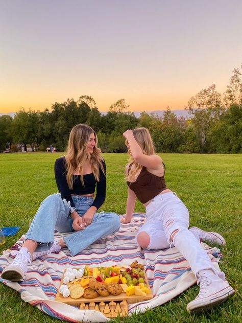 Outfit Ideas For Hangout With Friends, Birthday Hangout, Biohacking Technology, Picnic Outfit Ideas, Picnic Aesthetic Outfit, Picnic Fashion, Picnic Pictures, Picnic Photography, Birthday 16