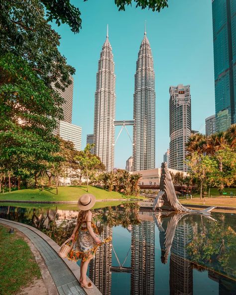 Traveling long term is expensive, but not impossible. Read more about how to visit Kuala Lumpur on a budget for your trip to Malaysia! Kuala Lumpur Photo Ideas, Kuala Lampur, Kuala Lumpur Travel, Malaysia Travel Guide, Thailand Pictures, Travel Pose, Tall Buildings, Malaysia Travel, Pose Fotografi