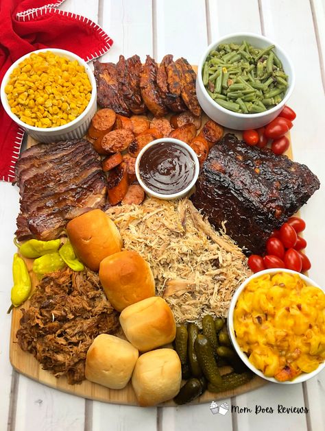 Bbq Charcuterie Board, Bbq Charcuterie, Superfood Bowl, Appetizer Buffet, Bacon Dishes, Rib Meat, Birthday Bbq, Friendsgiving Dinner, Party Food Buffet